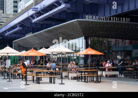 12 agosto 2020: Una vista generale dei ristoranti all'aperto presso il South Street Seaport a Manhattan, New York. Credito obbligatorio: Kostas Lymperopoulos/CSM Foto Stock