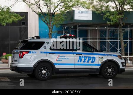 12 agosto 2020: Una vista generale di un veicolo della polizia di NYPD parcheggiato al South Street Seaport a Manhattan, New York. Credito obbligatorio: Kostas Lymperopoulos/CSM Foto Stock