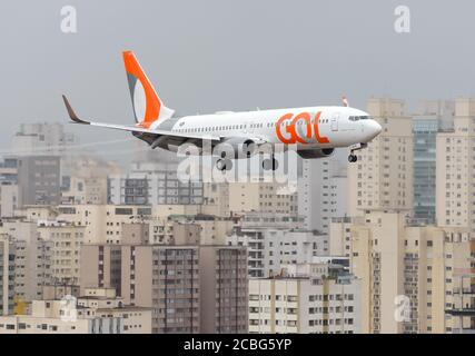 Gol Airlines Boeing 737 sull'approccio finale all'aeroporto di Congonhas a Sao Paulo, Brasile. Atterraggio della compagnia aerea brasiliana con lo skyline di Sao Paulo City alle spalle. Foto Stock