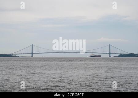 12 agosto 2020: Una vista generale del Ponte Verrazano mentre una petroliera attraversa il basso come visto dal traghetto Staten Island a Manhattan, New York. Credito obbligatorio: Kostas Lymperopoulos/CSM Foto Stock