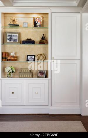 Soggiorno scaffalature personalizzate e cabinetry Foto Stock