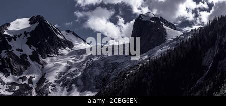 Panorama dei suggestivi ghiacciai di montagna di bugaboo Foto Stock