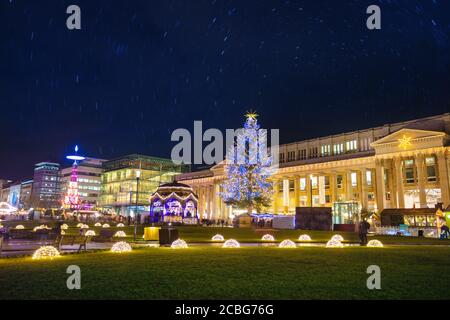 Mostra illuminata sull'albero di Natale e sul mercato in Piazza del Castello o Schlossplatz in tedesco, Stoccarda Foto Stock
