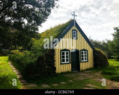 Hofskirkja, l'ultima chiesa dei Turchi costruita in Islanda (primo piano) Foto Stock
