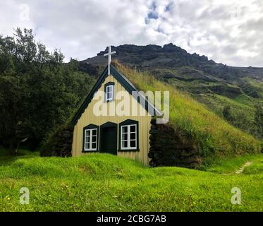Costruita nel 1884, l'ultima chiesa in erba costruita in Islanda; Oræfi nel sud-est dell'Islanda Foto Stock