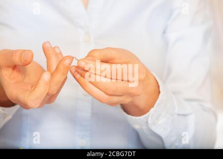 Le mani della donna fanno un esame del sangue dal dito Foto Stock