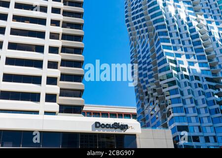 DocuSign firma e logo sulla facciata dell'edificio della sede centrale dell'azienda. DocuSign, Inc. Consente alle organizzazioni di gestire accordi elettronici. - San Francisco Foto Stock