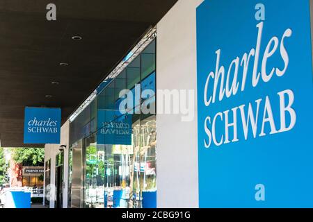 Charles Schwab firma sul quartier generale.Charles Schwab Corporation è una banca americana e società di brokeraggio azionario - San Francisco, California, Stati Uniti d'America - 2020 Foto Stock