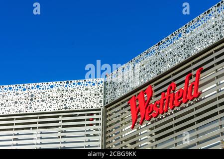 Cartello Westfield sulla facciata di un centro commerciale di lusso Westfield Valley Fair a Silicon Valley - San Jose, California, USA - 2020 Foto Stock