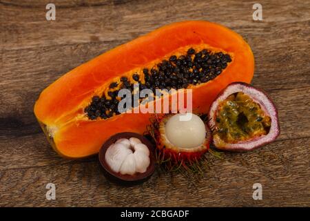 Tropical Mix di frutta - papaia, granadiglie, mangosteen, rambutan in legno Foto Stock