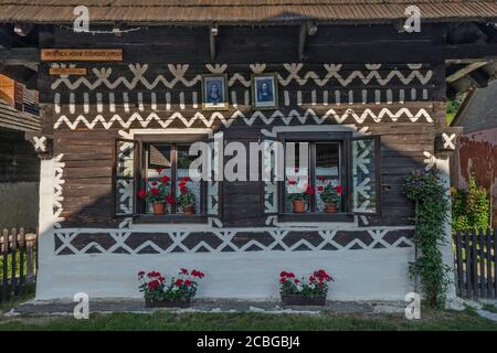 Casa in legno decorata nel villaggio di Cicmany, Monti Strážov, Regione Zilina, Slovacchia Foto Stock