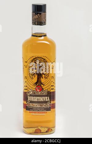 KIEV, UCRAINA - 11 NOVEMBRE 2018: Burshtinivka Ucraina vodka con ambra e acido succinico bottiglia closeup su sfondo bianco. Foto Stock