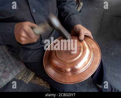 Maestro di rame, dettaglio mani di artigiano al lavoro - Gaziantep,Turchia Foto Stock