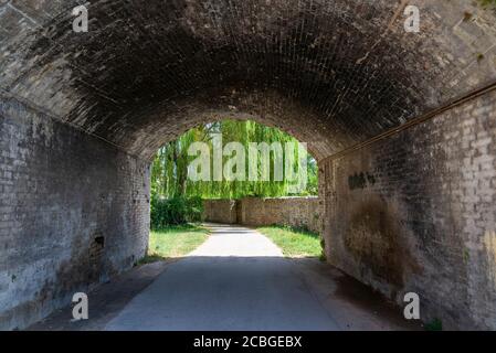 Sottopassaggio che porta il grande salice piangente della città Di Bevagna Foto Stock