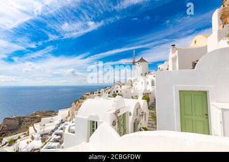 Destinazioni di viaggio estive. Pittoresco paesaggio urbano del villaggio di Oia nell'isola di Santorini si trova caldera vulcanica. Mulini a vento tradizionali, vacanza di lusso Foto Stock