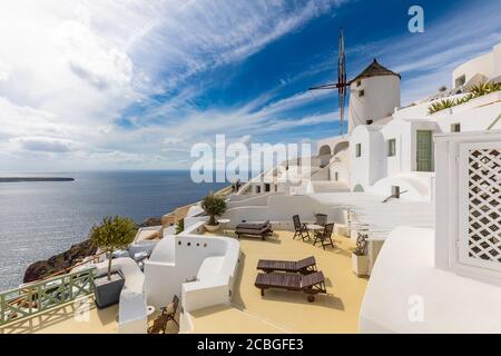 Destinazioni di viaggio estive. Pittoresco paesaggio urbano del villaggio di Oia nell'isola di Santorini si trova caldera vulcanica. Mulini a vento tradizionali, vacanza di lusso Foto Stock