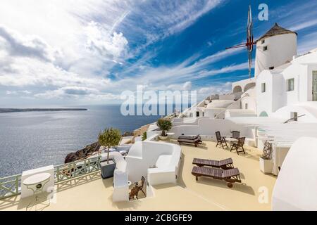 Destinazioni di viaggio estive. Pittoresco paesaggio urbano del villaggio di Oia nell'isola di Santorini si trova caldera vulcanica. Mulini a vento tradizionali, vacanza di lusso Foto Stock