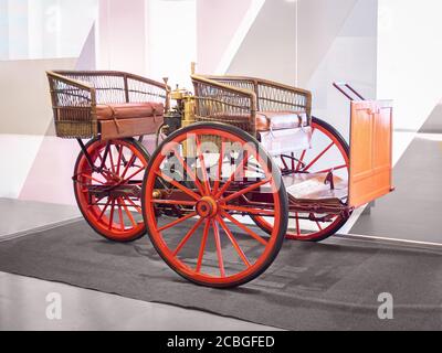 TERRASSA, SPAGNA-9 AGOSTO 2020: 1890 Triciclo auto di Francesc Bonet n il Museo Nazionale della Scienza e della tecnologia della Catalogna Foto Stock