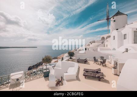 Destinazioni di viaggio estive. Pittoresco paesaggio urbano del villaggio di Oia nell'isola di Santorini si trova caldera vulcanica. Mulini a vento tradizionali, vacanza di lusso Foto Stock