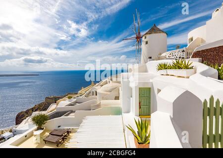 Destinazioni di viaggio estive. Pittoresco paesaggio urbano del villaggio di Oia nell'isola di Santorini si trova caldera vulcanica. Mulini a vento tradizionali, vacanza di lusso Foto Stock