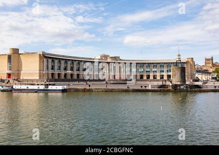 Edificio e anfiteatro della Lloyds Bank, Harbourside, Bristol, Inghilterra. Luglio 2020 Foto Stock