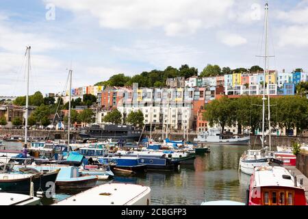 Case colorate a Cliftonwood Crescent, sopra le barche ormeggiate a Mardyke Wharf, porto di Bristol, Inghilterra. Luglio 2020 Foto Stock