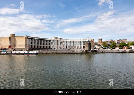 Edificio e anfiteatro della Lloyds Bank, Harbourside, Bristol, Inghilterra. Luglio 2020 Foto Stock