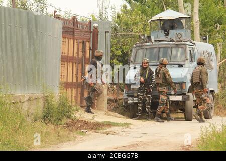 Srinagar, India. 13 Agosto 2020. Le forze di sicurezza indiane hanno lanciato l'operazione antimilitants nel villaggio di Hieng-Rajpora della città di Kunzer nel distretto di Baramulla, a nord di Srinagar, Kashmir controllato dall'indiano il 13 agosto 2020. L'operazione antimilitants è stata lanciata a seguito degli input circa la presenza dei militanti nella zona. (Foto di Sajad Hameed/Pacific Press/Sipa USA) Credit: Sipa USA/Alamy Live News Foto Stock