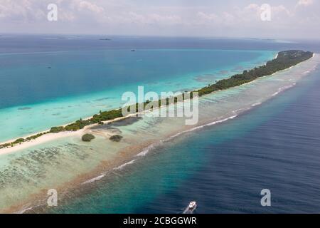 Vista aerea sulle isole tropicali. Foto aerea del bellissimo paradiso Maldive spiaggia tropicale sull'isola. Concetto di vacanza estiva e di viaggio. Foto Stock