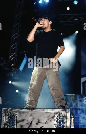 Mike Shinoda cantante a Linkin Park che si esibisce al Reading Festival 2003, Reading, Berkshire, Inghilterra, Regno Unito. Foto Stock