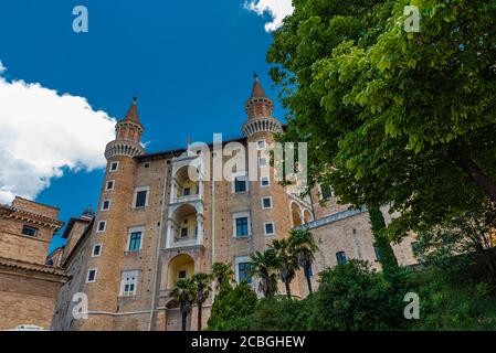 Urbino: Il suo centro storico è un sito patrimonio dell'umanità dell'UNESCO. La città era uno dei centri più importanti del Rinascimento italiano Foto Stock