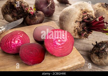 Radice di barbabietola rossa organica su tavola di legno. Beta vulgaris Foto Stock