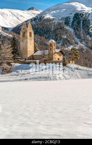 Chiesa di San Gian di Celerina in inverno, Engadin, Grigioni, Svizzera Foto Stock