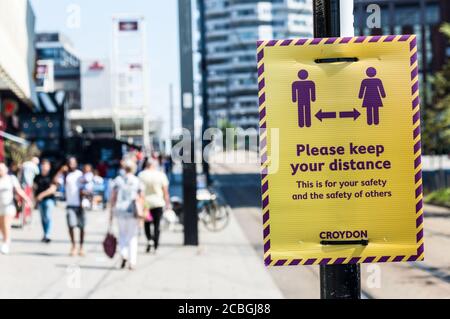 Si prega di tenere i cartelli di distanza a South London per Creare consapevolezza della diffusione pandemica del Coronavirus Foto Stock