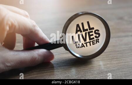 TUTTE LE VITE CONTANO. Concetto di antirazzismo. Simbolo uguale. Iscrizione sotto magnifyer su tavola di legno. Fermare il razzismo Foto Stock