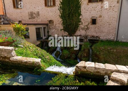 Rasiglia, italia agosto 13 2020:ruscelli che formano piccole cascate nel centro della città di rasiglia Foto Stock