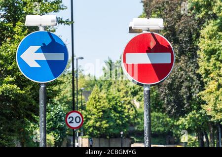 Nessun ingresso e segnale di svolta a senso unico Foto Stock