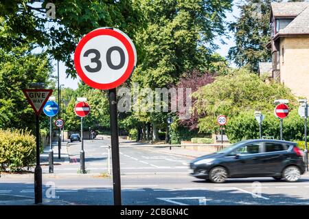 Limite di velocità 30 mph su strade del Regno Unito Foto Stock