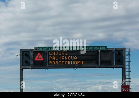 Segnale elettronico di segnalazione del traffico sull'autostrada italiana di segnalazione della strada Opere tra Palmanova e Portogruaro Foto Stock