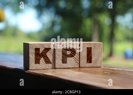 Parola KPI scritta in blocchi di legno, indicatore chiave delle prestazioni. Concetto aziendale Foto Stock