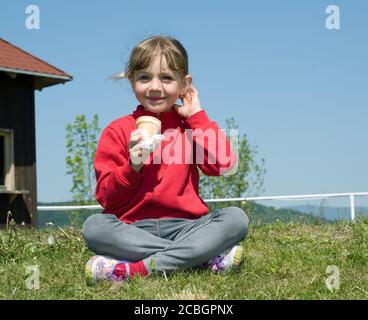 Piccola ragazza puzzolente con icecream Foto Stock