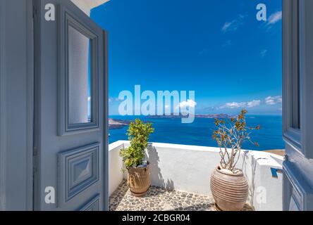 Isola di Santorini, Grecia. Porta greca tradizionale con una vista fantastica. Incredibile mare sulla scogliera con porta in legno e tradizionale architettura bianca Foto Stock