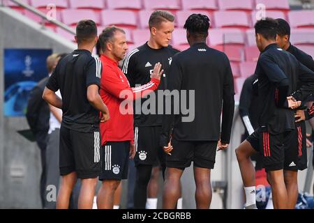 Lisbona, Portogallo. 13 agosto 2020. Firo Champions League: 08/13/2020 FC Bayern Monaco addestramento Hans Dieter Flick (Hansi, allenatore FC Bayern Monaco) gesto, dà istruzioni per l'allenamento finale FC Bayern Monaco. FOOTBALL CHAMPIONS LEAGUE 2019/2020 QUARTO-FINALE, FC BARCELONA-FC BAYERN MUENCHEN FOTO: Frank Hoermann/SVEN SIMON/Pool/via/firosportphoto a scopo giornalistico! Solo per uso editoriale! Agenzie di stampa nazionali e internazionali NON RIVENDONO! | utilizzo in tutto il mondo credito: dpa/Alamy Live News Foto Stock