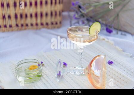 Bicchiere di champagne in un romantico appartamento da picnic valentines day disposizione Foto Stock