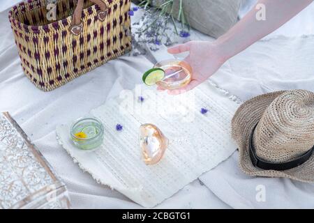 Bicchiere di champagne in un lussuoso ed elegante appartamento per picnic allestito in una giornata estiva nel parco Foto Stock