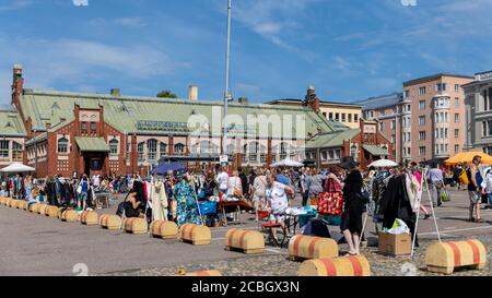 Il mercato di Hietalahti nel centro di Helsinki è famoso per il suo mercato delle pulci ogni domenica. Tutti possono ottenere una tabella e vendere i loro prodotti. Foto Stock