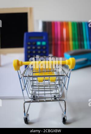 Carrello con vista delle forniture scolastiche Foto Stock