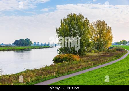 Land van Cuijk, il paesaggio agricolo nel piccolo villaggio Cuijk e sul fiume Meuse, Paesi Bassi sotto un cielo blu. Famoso punto di riferimento turistico fo Foto Stock