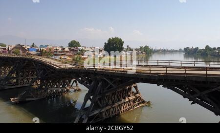 Bridge è il nome comune dei ponti costruiti a Jammu e Kashmir. Una struttura che è costruita su un fiume, una strada, o una ferrovia per permettere alle persone e v Foto Stock