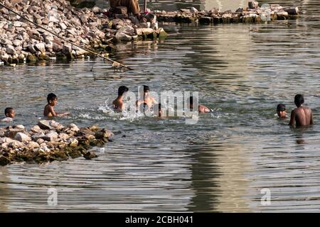 Bhopal, Madhya Pradesh, India - Marzo 2019: Un gruppo di ragazzi adolescenti indiani che bagnano nelle acque del lago superiore a Bhopal. Foto Stock